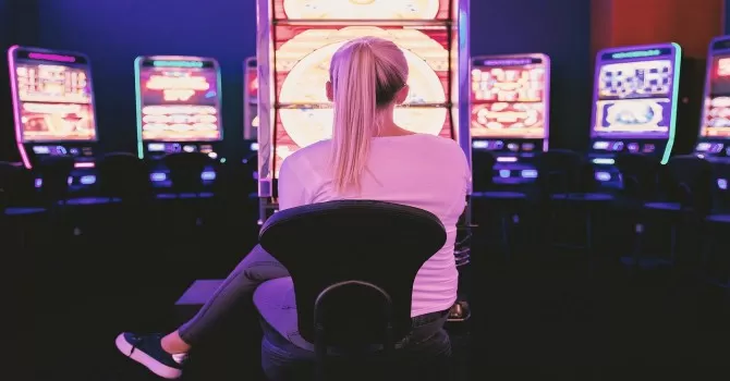 Advantages of medium variance pokies